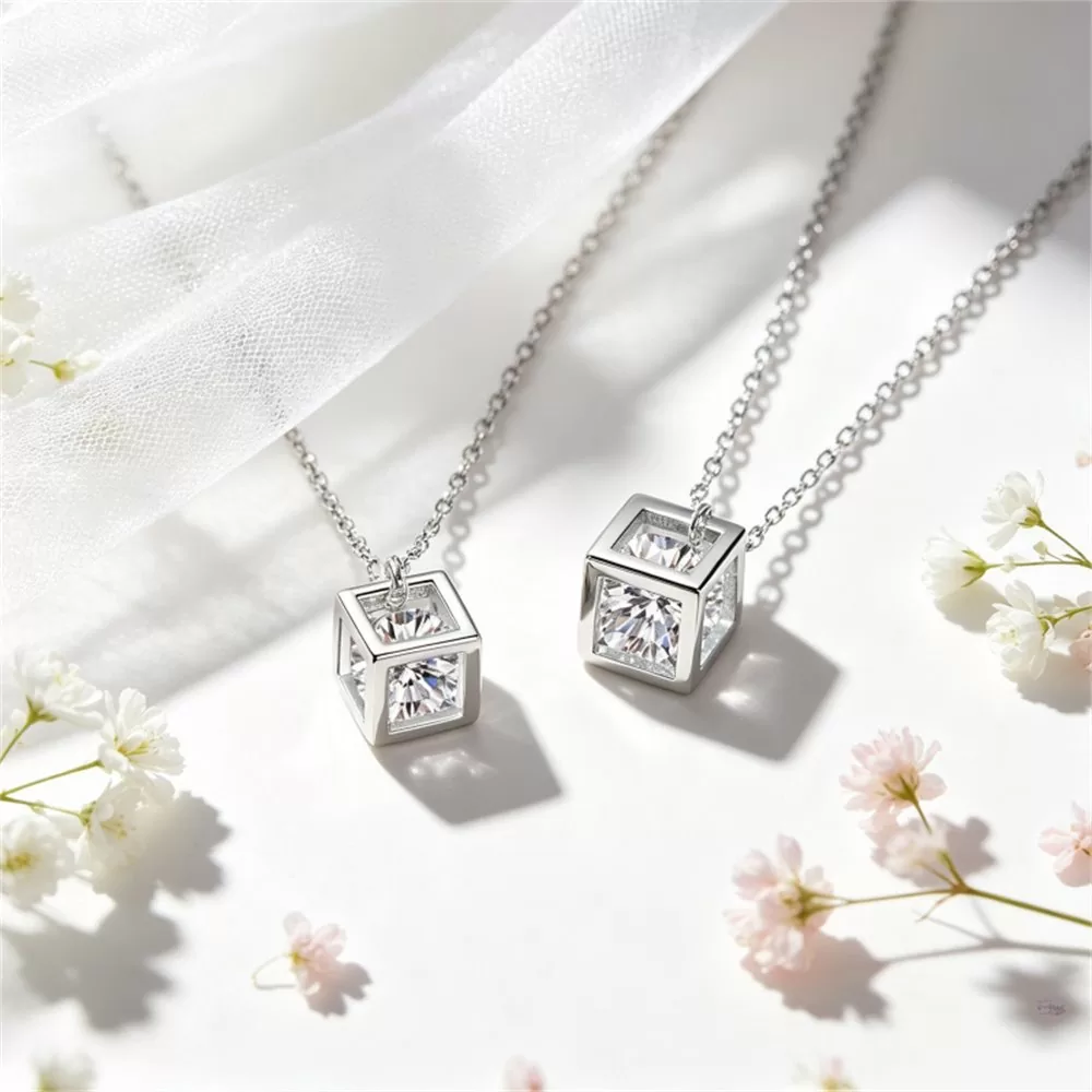 Moissanite 0.5ct–1.0ct Round Cut Necklace Wholesale VVS1 GRA detail view 5