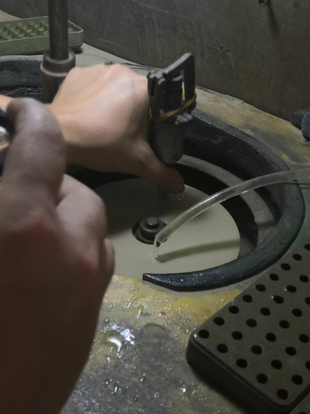 Pressing the facet at the Wuzhou factory